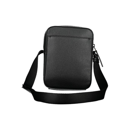 Elegante bandolera negra con detalle de logotipo