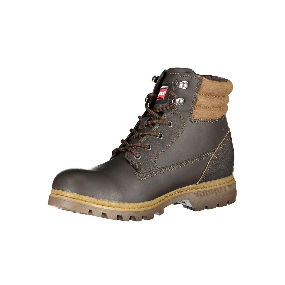 Elegantes botas marrones con cordones y detalles en contraste