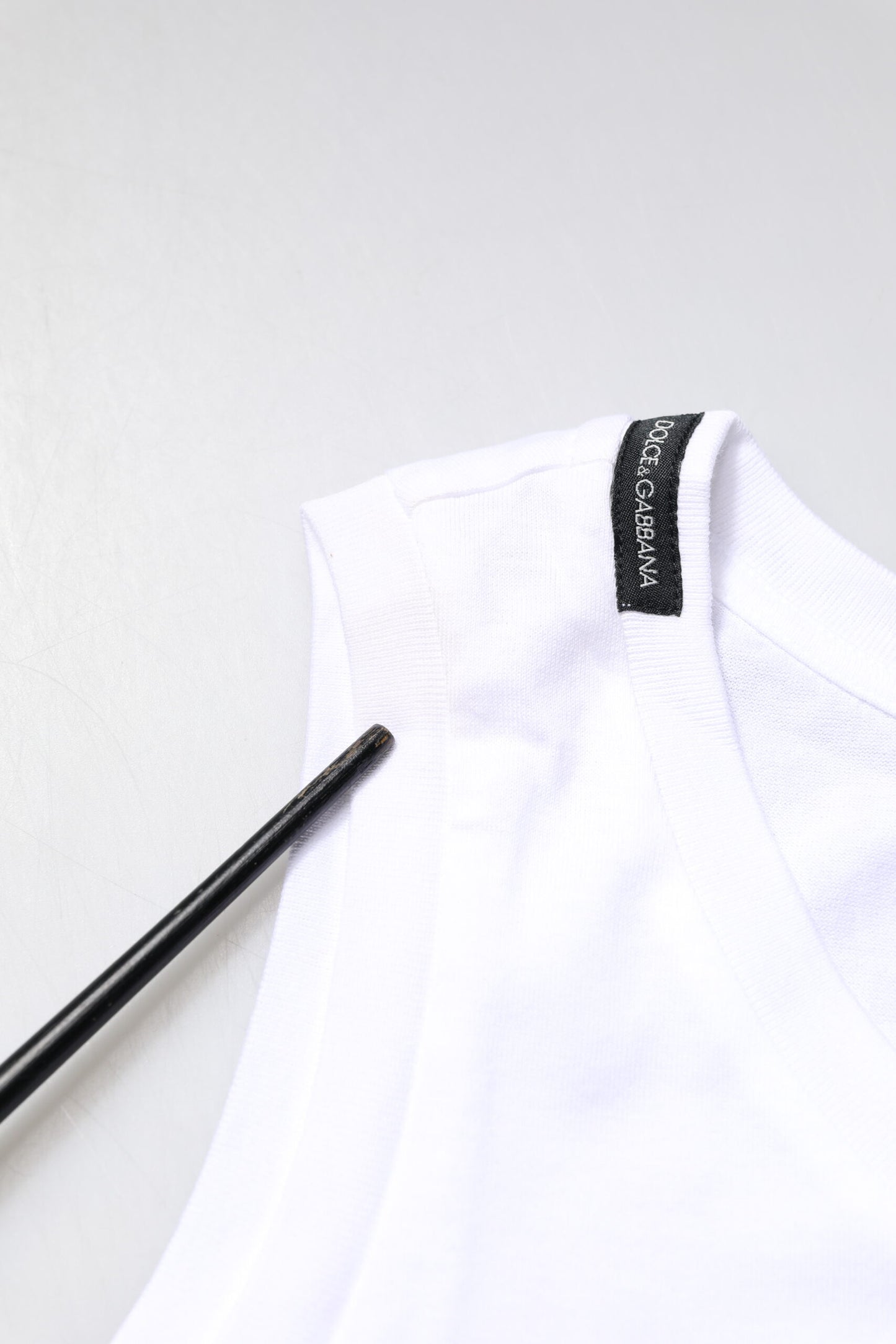 Camiseta blanca de algodón sin mangas y cuello redondo