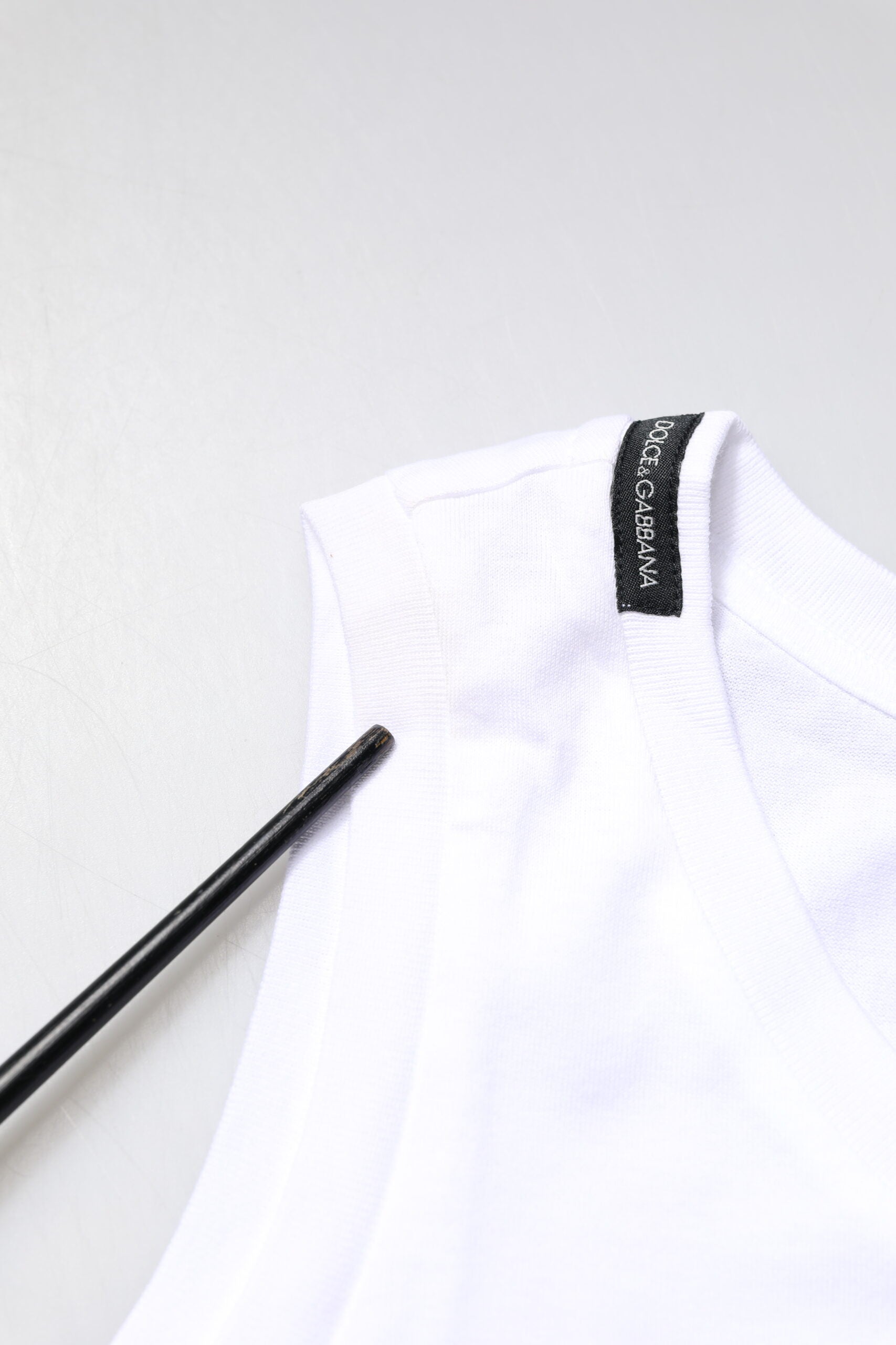 Camiseta blanca de algodón sin mangas y cuello redondo