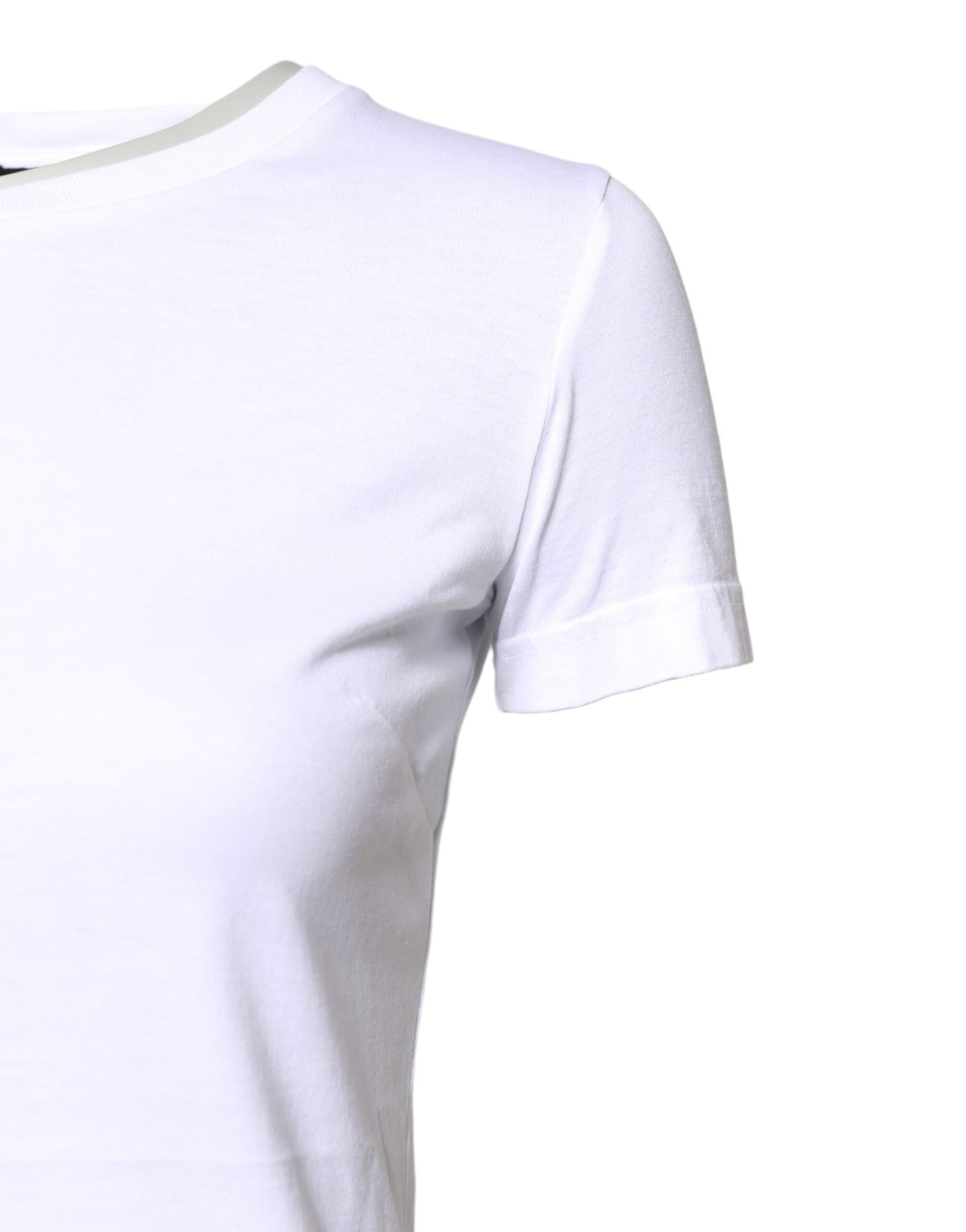 Camiseta blanca de algodón con cuello redondo y manga corta