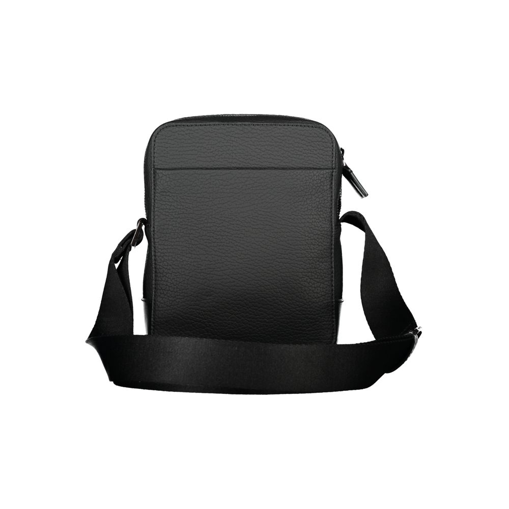 Elegante bolso negro con detalles en contraste
