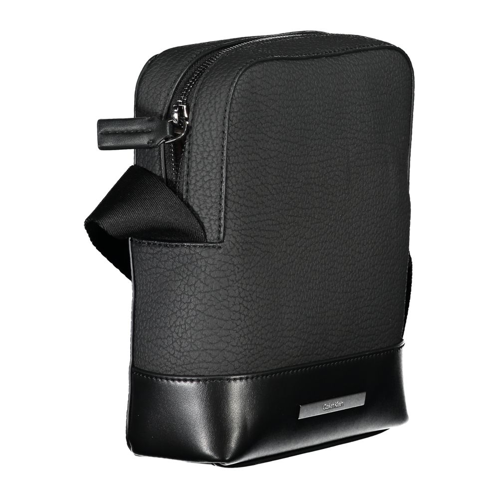 Elegante bolso negro con detalles en contraste