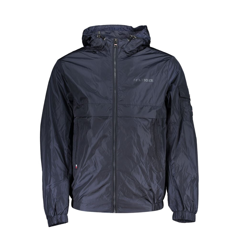 Elegante chaqueta deportiva azul con capucha y detalles en contraste
