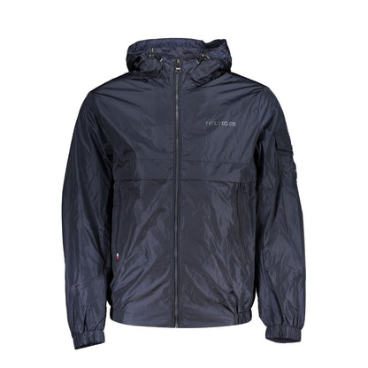 Elegante chaqueta deportiva azul con capucha y detalles en contraste