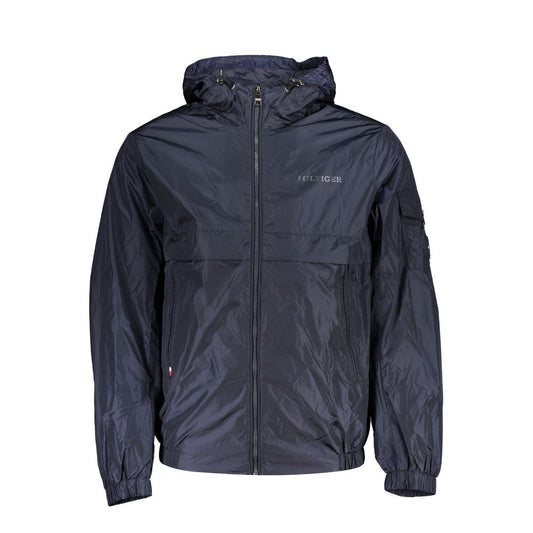Elegante chaqueta deportiva azul con capucha y detalles en contraste