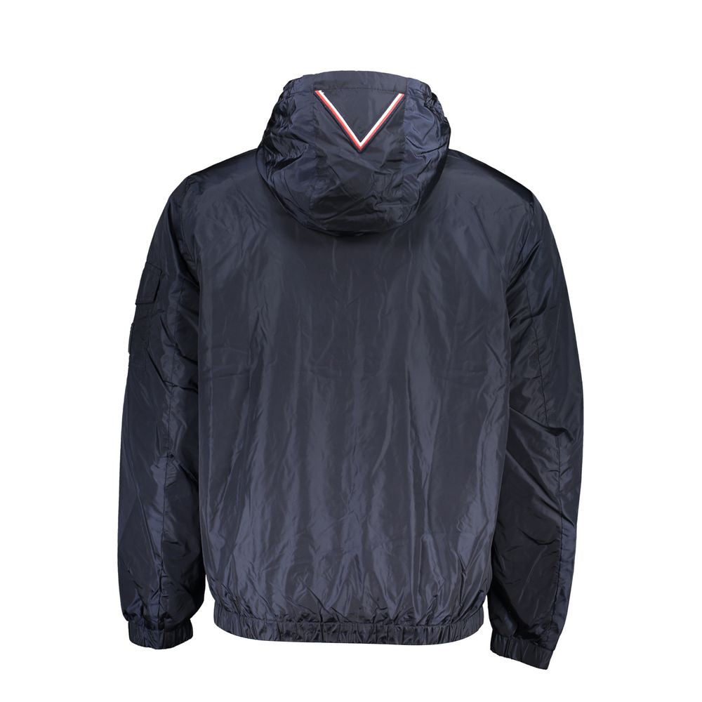 Elegante chaqueta deportiva azul con capucha y detalles en contraste