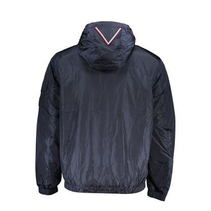 Elegante chaqueta deportiva azul con capucha y detalles en contraste