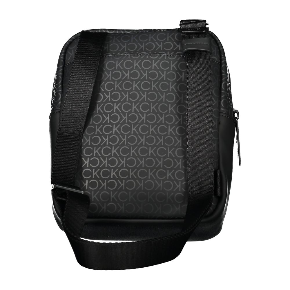 Elegante bolso negro con detalles en contraste