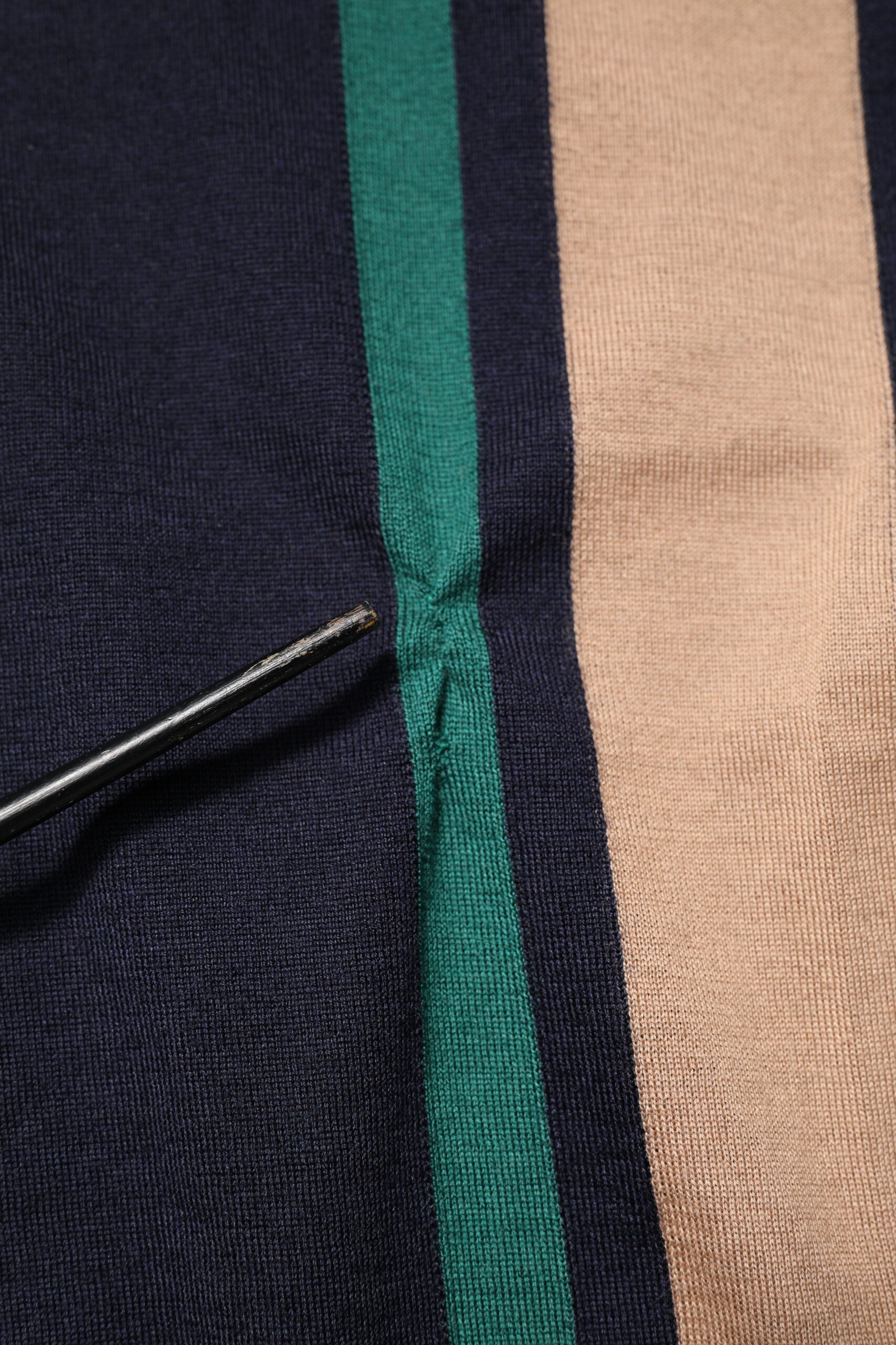 Jersey de rayas multicolor con cuello redondo