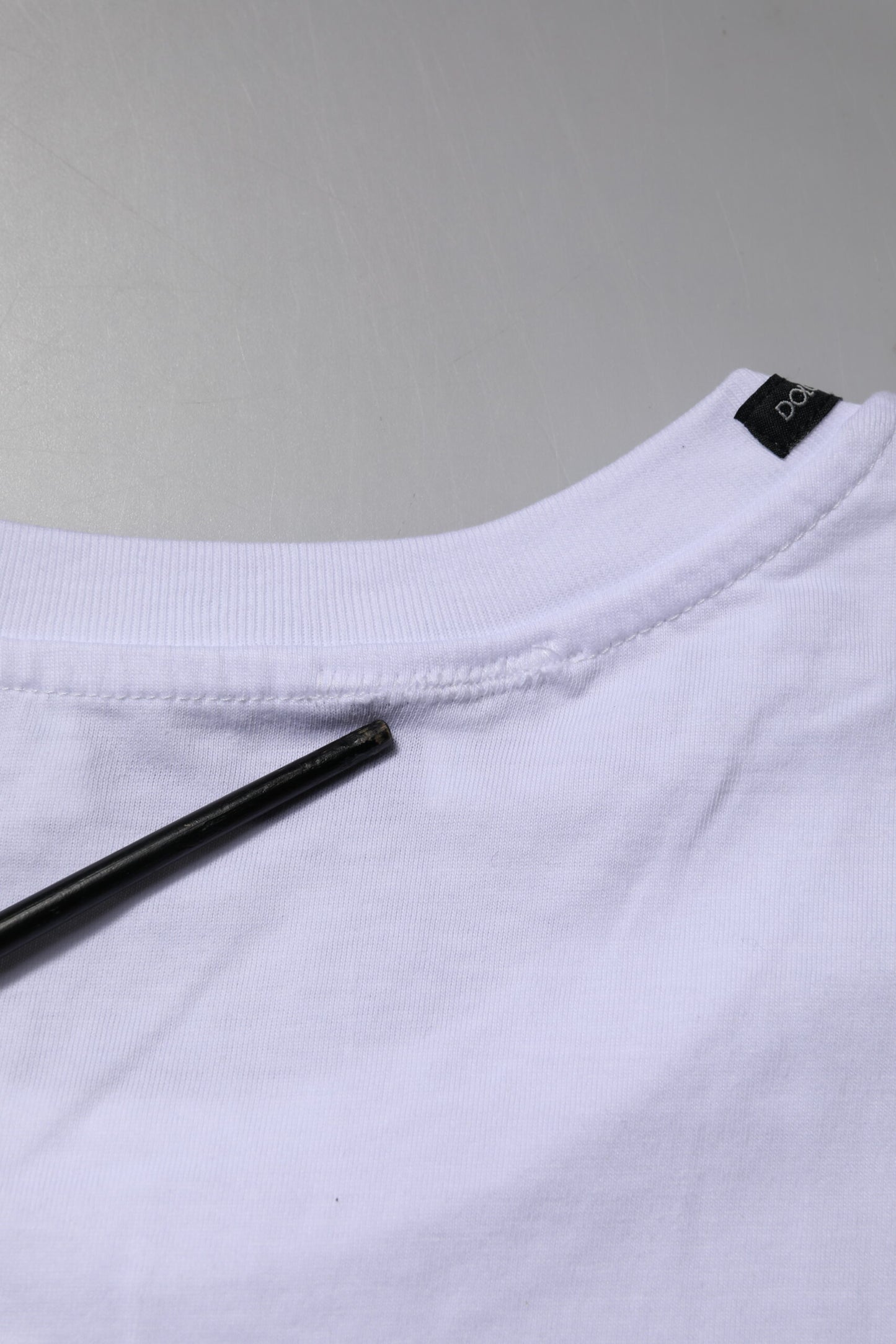 Camiseta blanca de algodón de manga corta y cuello redondo