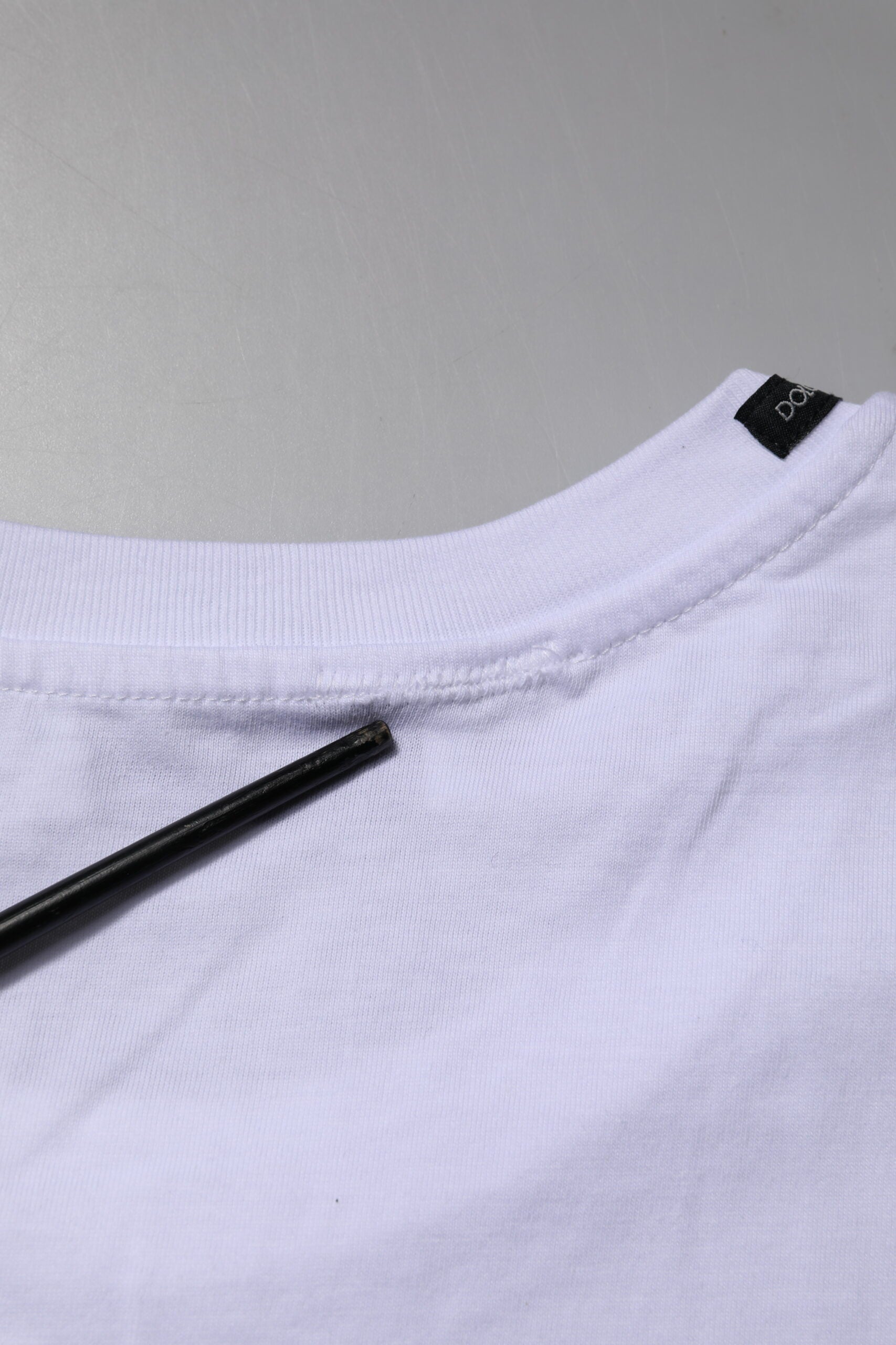 Camiseta blanca de algodón de manga corta y cuello redondo