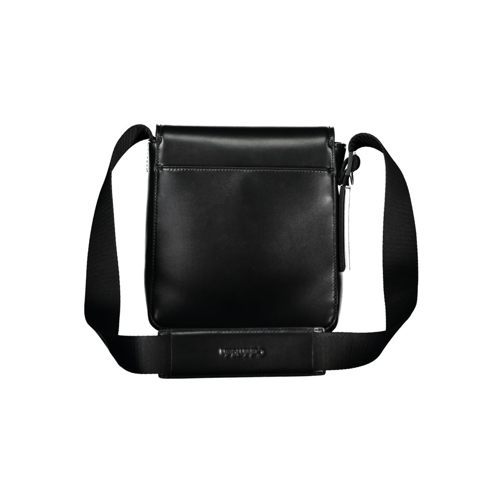 Elegante bandolera negra con detalle de logotipo