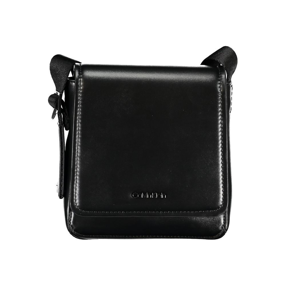 Elegante bandolera negra con detalle de logotipo