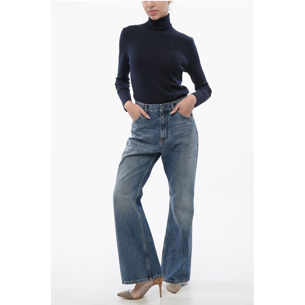 Cropped Fit Bootcut Denims with Delavè Design