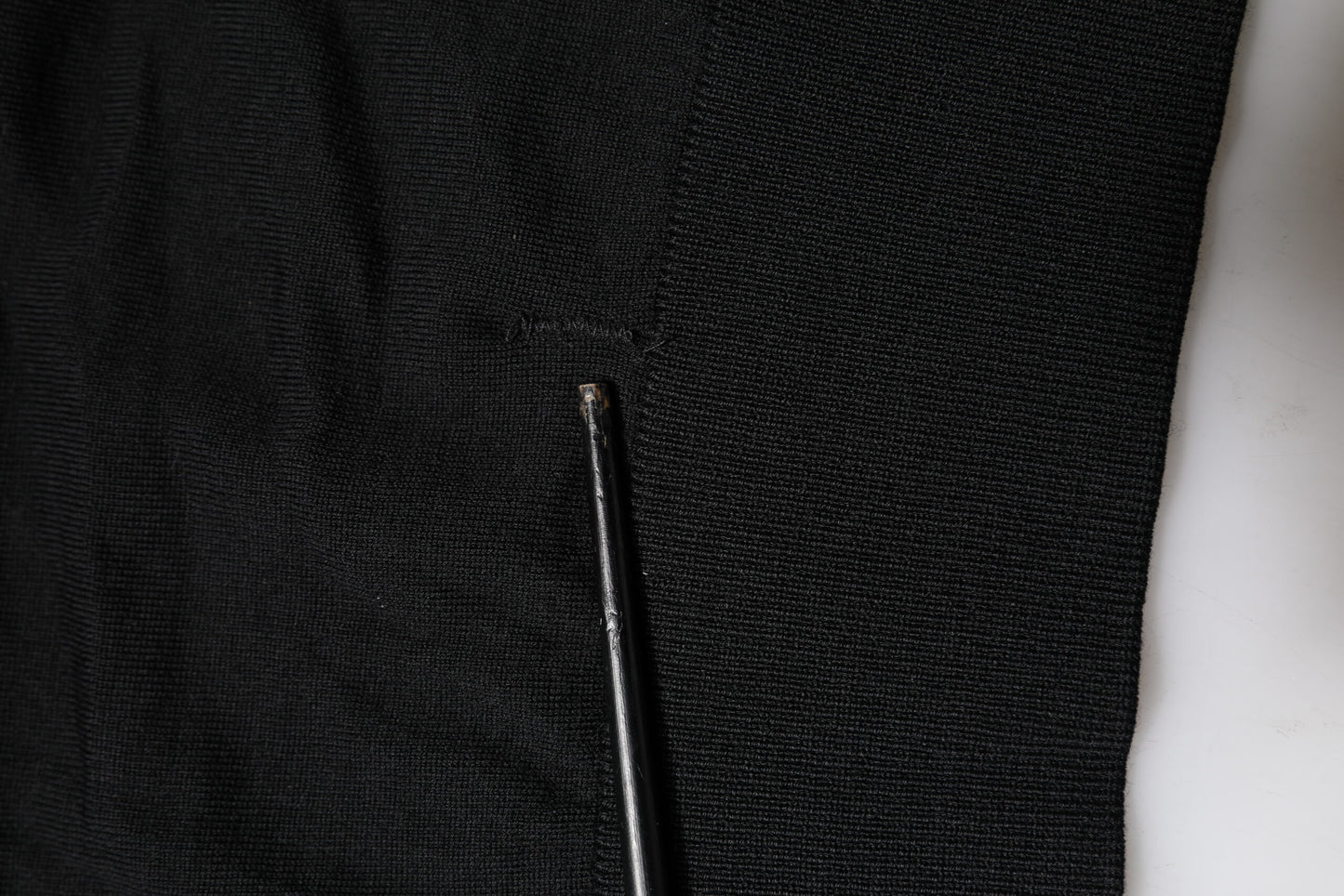 Jersey negro de manga larga y cuello redondo