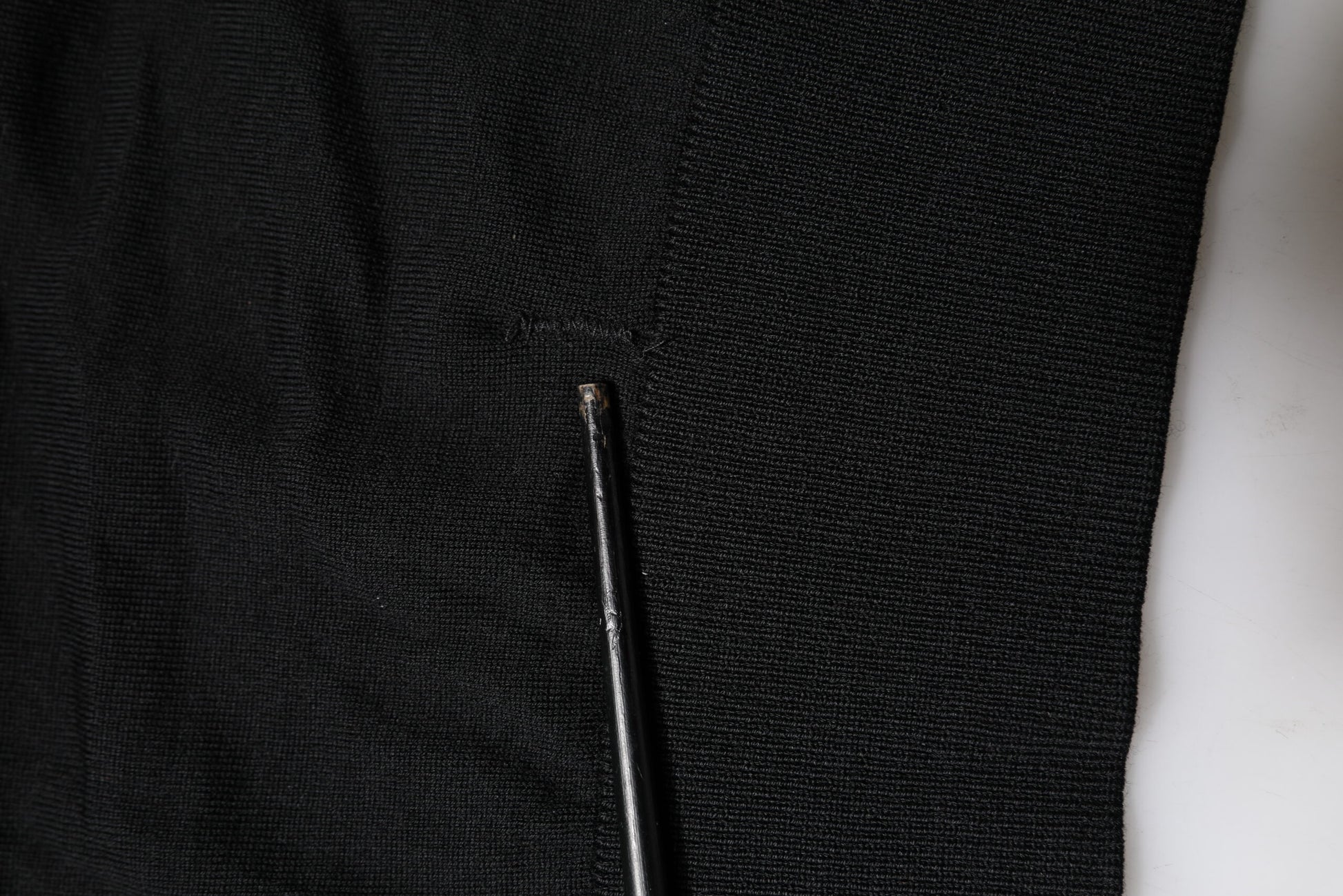 Jersey negro de manga larga y cuello redondo