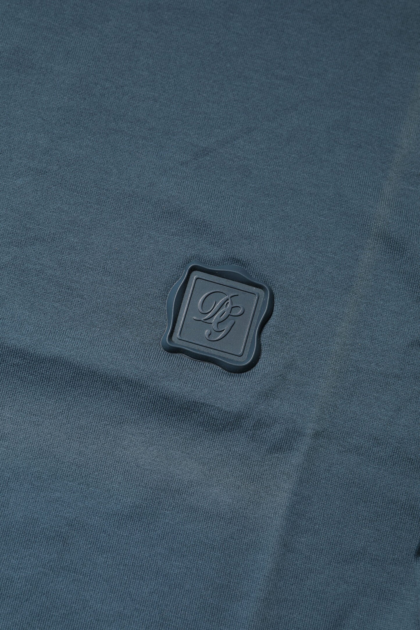 Camiseta azul de algodón con cuello redondo y manga corta