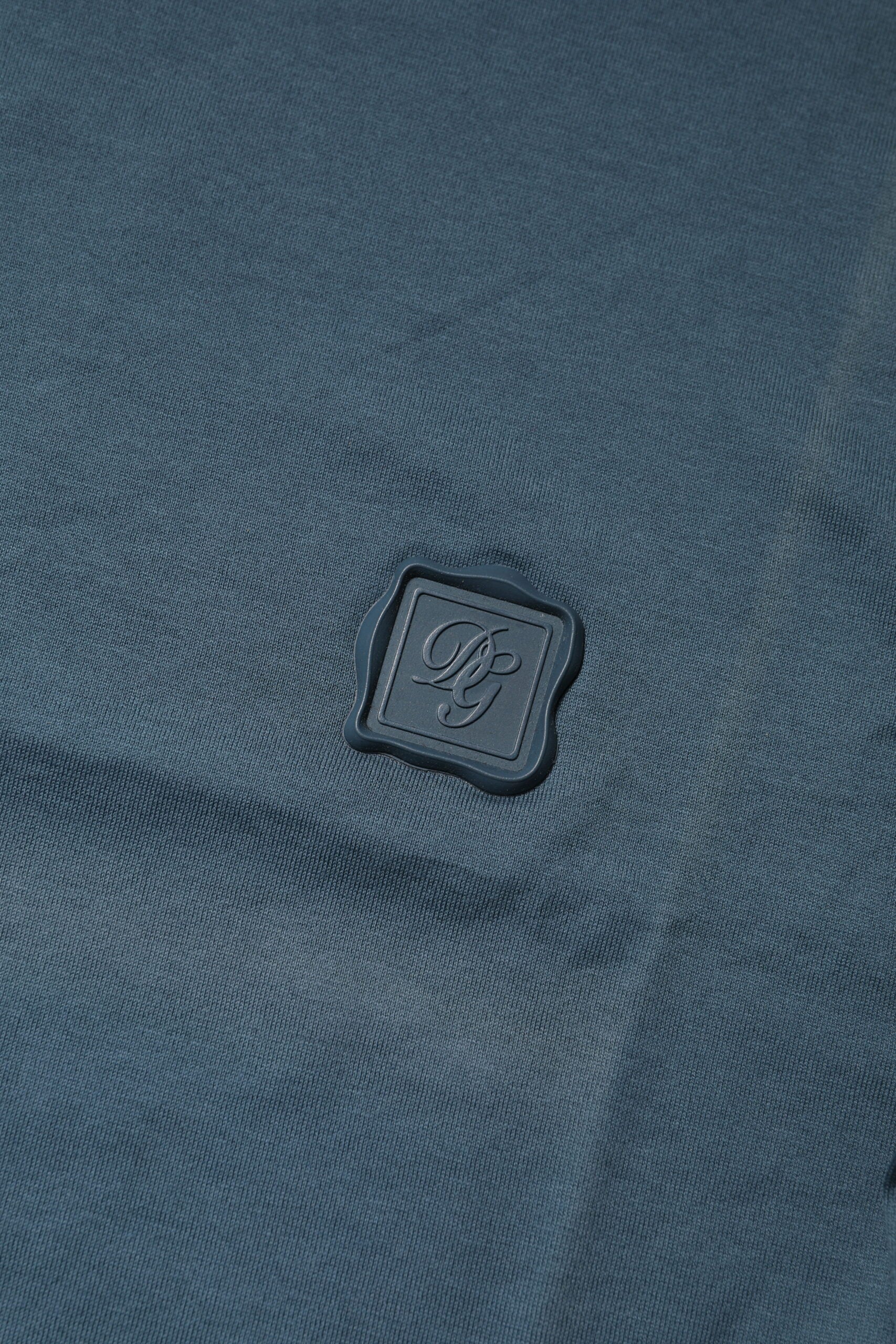 Camiseta azul de algodón con cuello redondo y manga corta