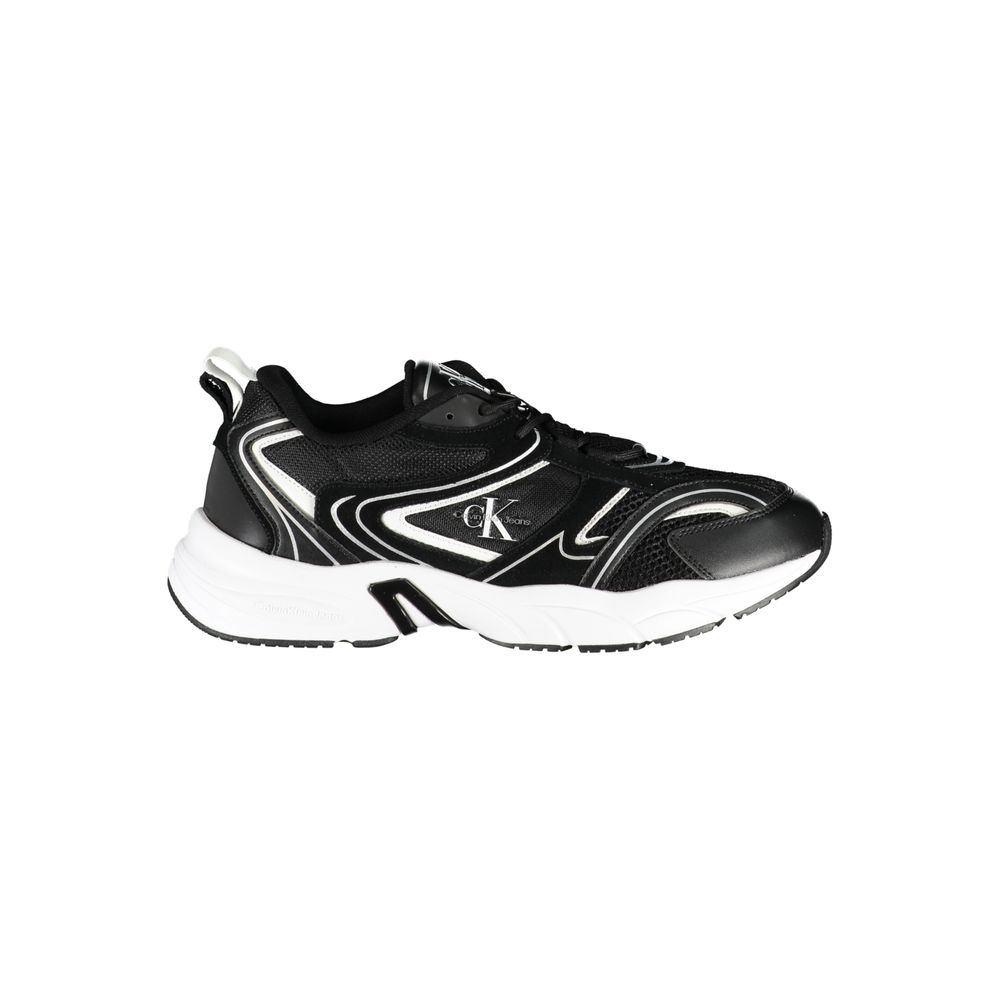 Elegantes zapatillas negras con cordones y detalles en contraste