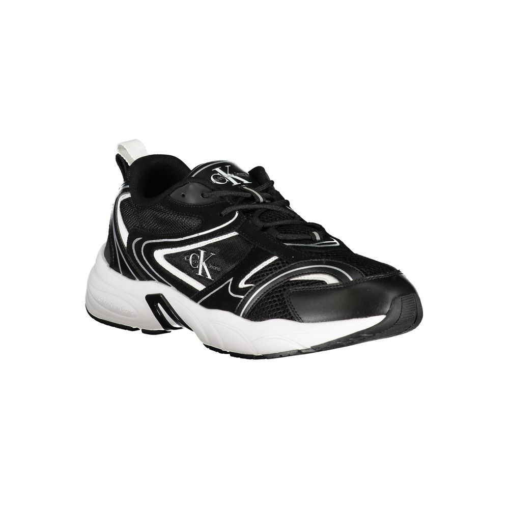 Elegantes zapatillas negras con cordones y detalles en contraste