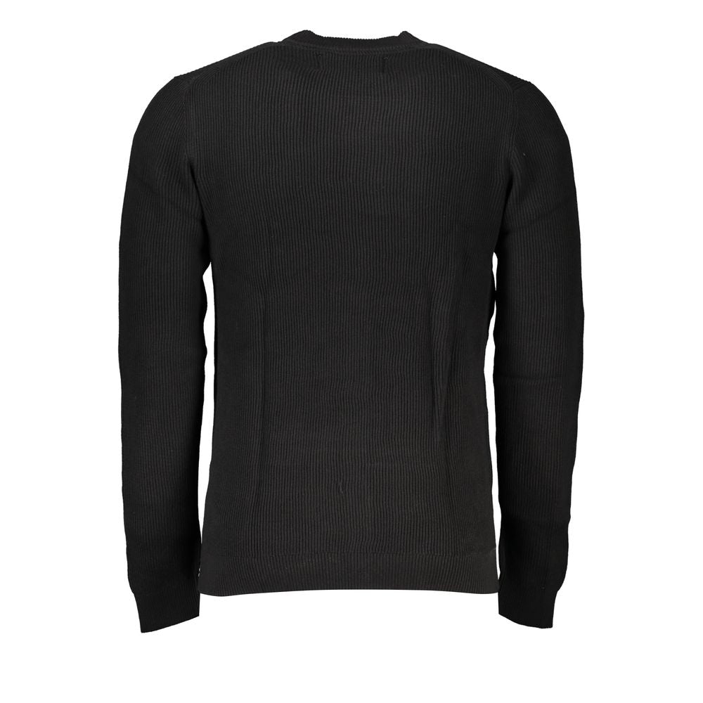 Elegante jersey negro de cuello redondo con logotipo