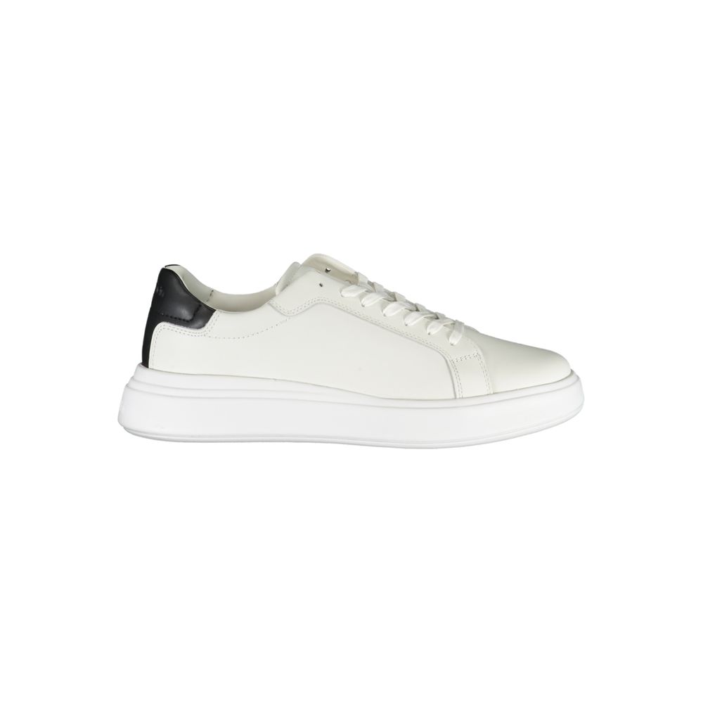 Elegantes zapatillas blancas con detalles en contraste