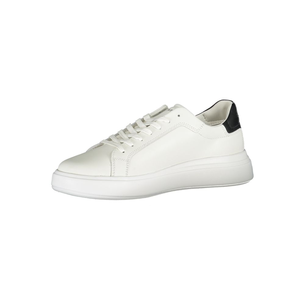 Elegantes zapatillas blancas con detalles en contraste