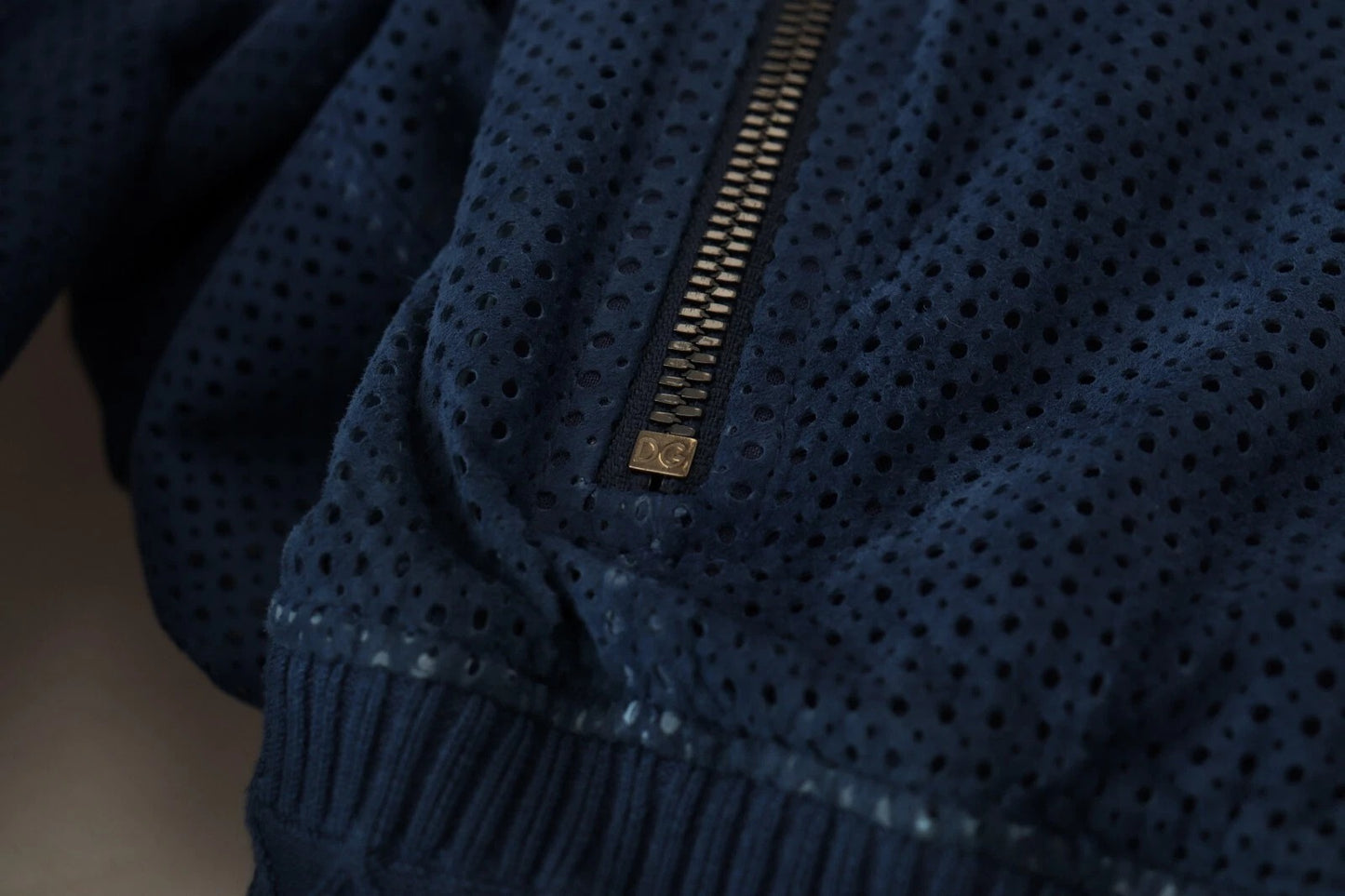 Chaqueta de piel azul perforada con cremallera entera