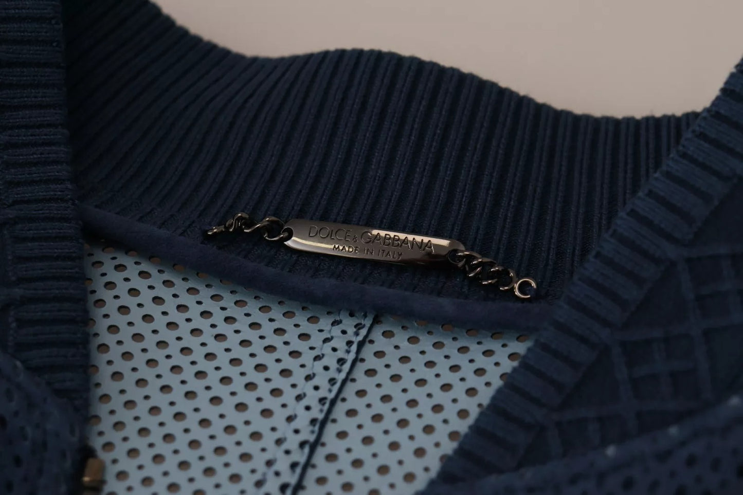 Chaqueta de piel azul perforada con cremallera entera