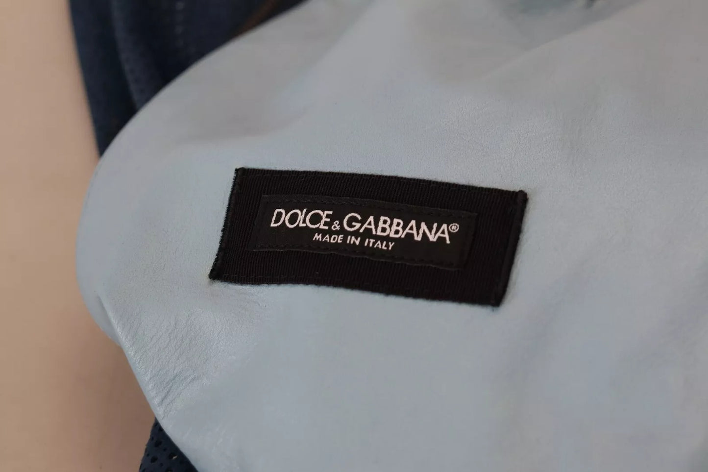 Chaqueta de piel azul perforada con cremallera entera