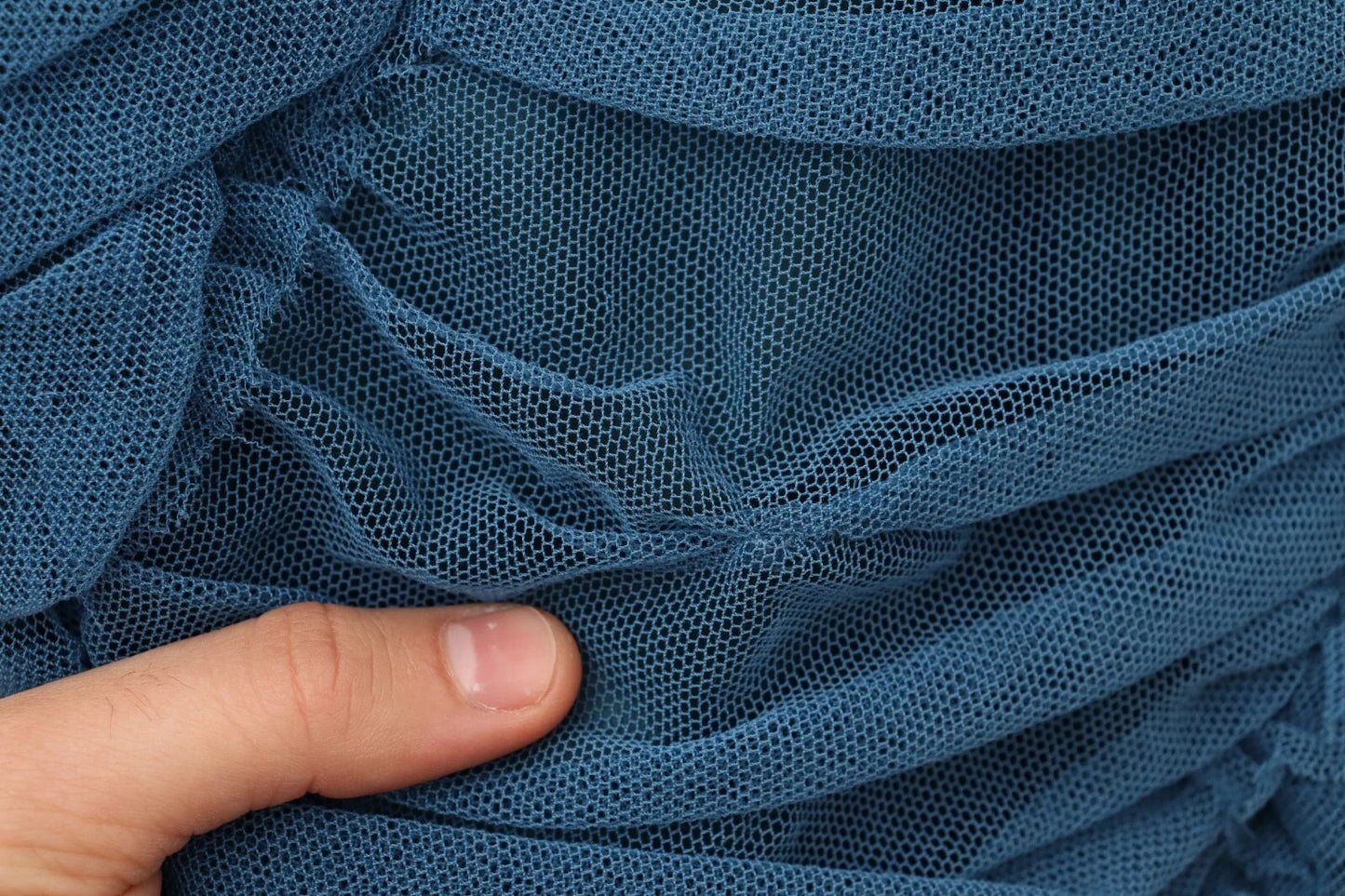 Vestido de novia de tul acanalado con ribete de malla azul