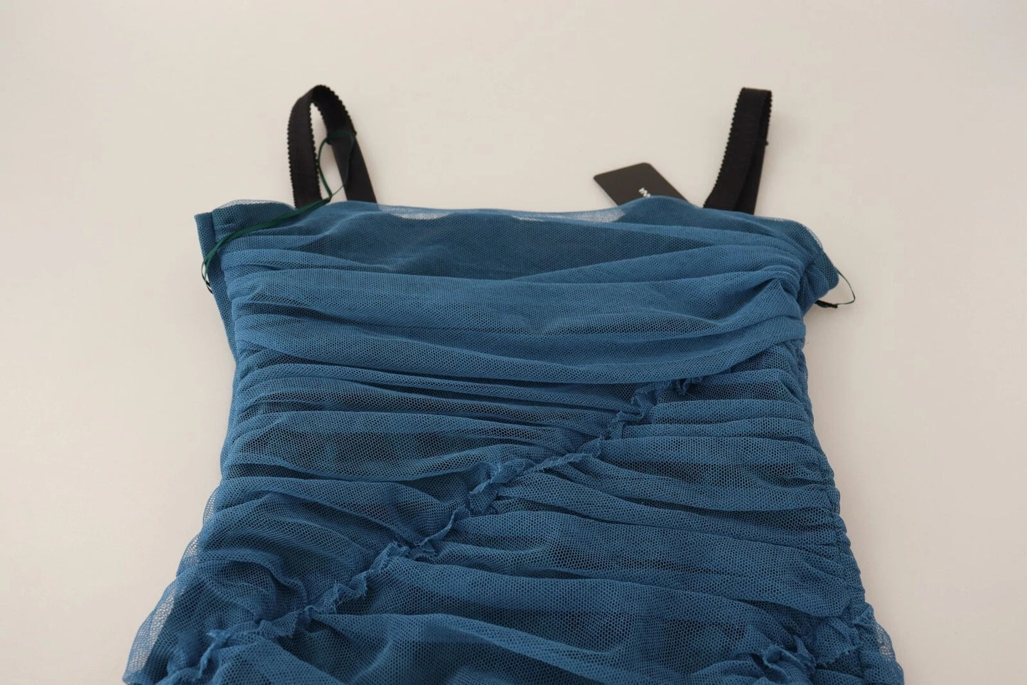 Vestido de novia de tul acanalado con ribete de malla azul