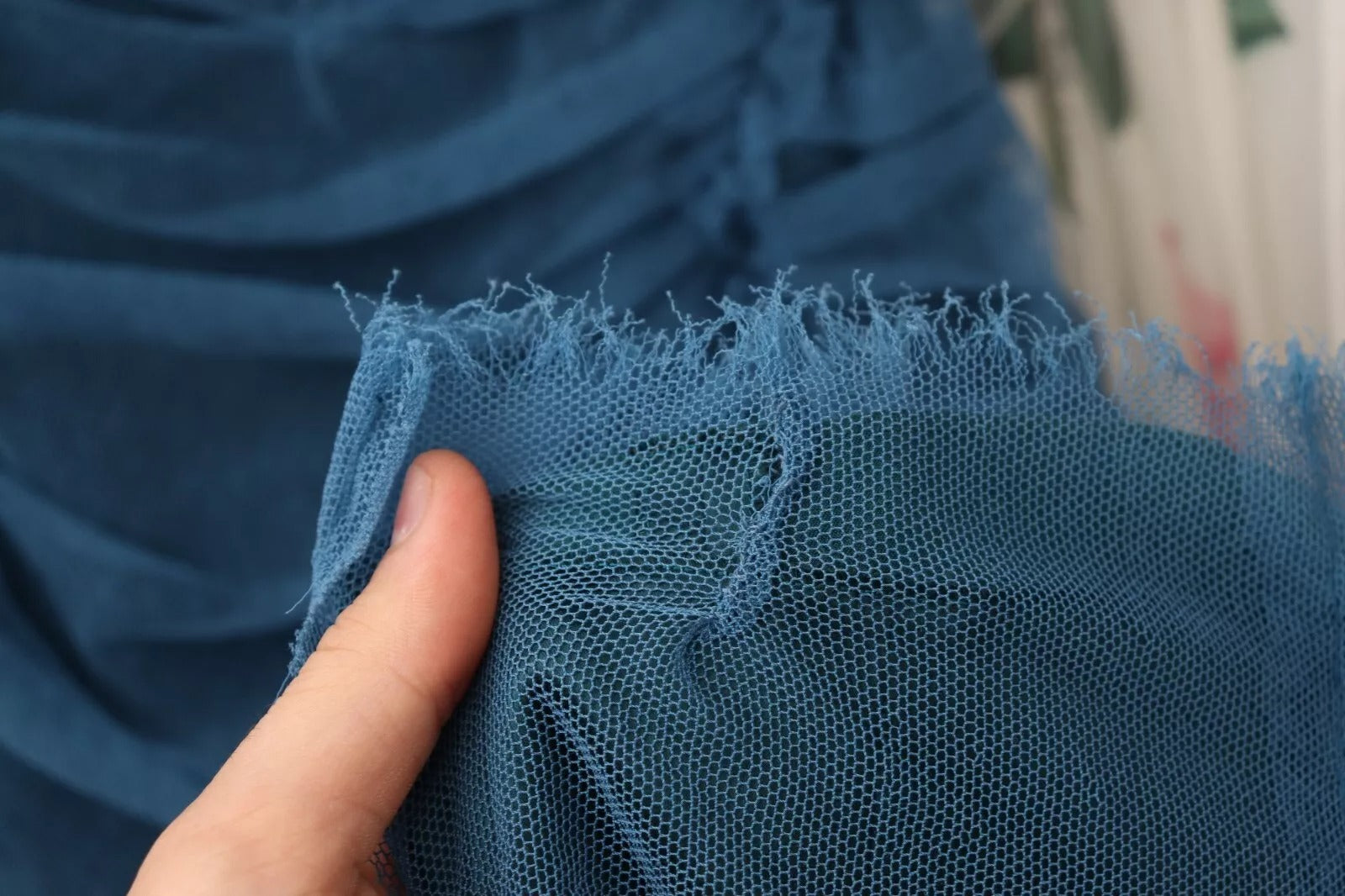 Vestido de novia de tul acanalado con ribete de malla azul